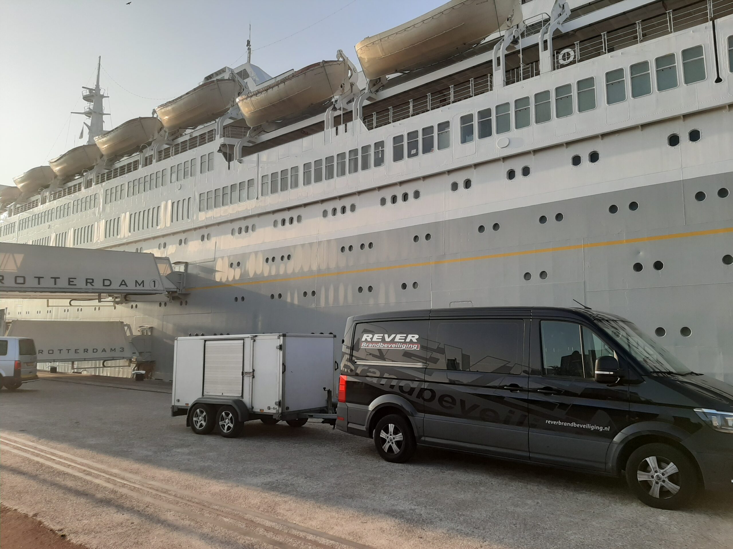 Technicus die een droge blusleiding afperst en beproeft volgens NEN‑normen.